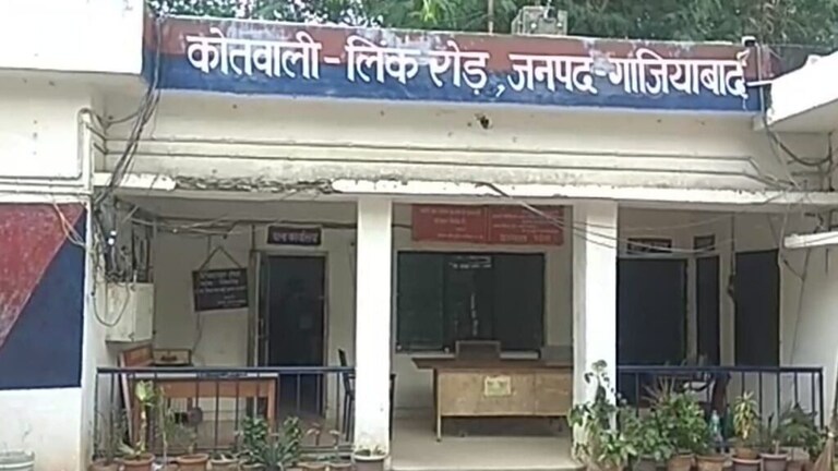 गाजियाबाद: ढाई साल की बच्ची के साथ रेप, रेलवे लाइन के पास लहूलुहान हालत में मिली मासूम UP Tak