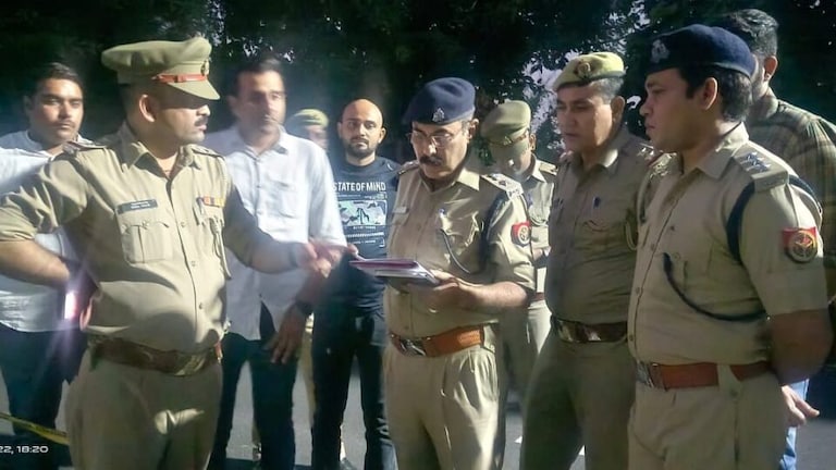 नोएडा: पुलिस मुठभेड़ तीन लुटेरों को लगी गोली, बदमाशों ने चेकिंग के समय पुलिस पर की फायरिंग UP Tak