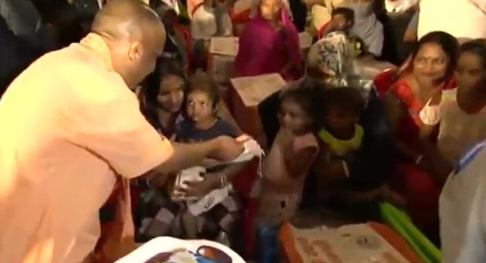 बाढ़ पीड़ितों का दर्द बांटने पहुंचे CM योगी, बच्चों को चॉकलेट देकर किया दुलार, कही ये बात UP Tak