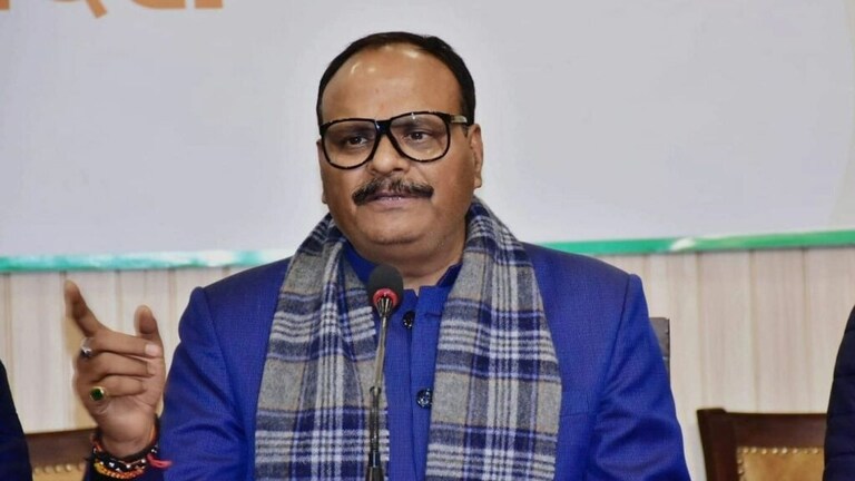 हिजाब विवाद पर UP के डिप्टी सीएम ब्रजेश पाठक का बड़ा बयान, कहा- माहौल खराब नहीं होने देंगे UP Tak