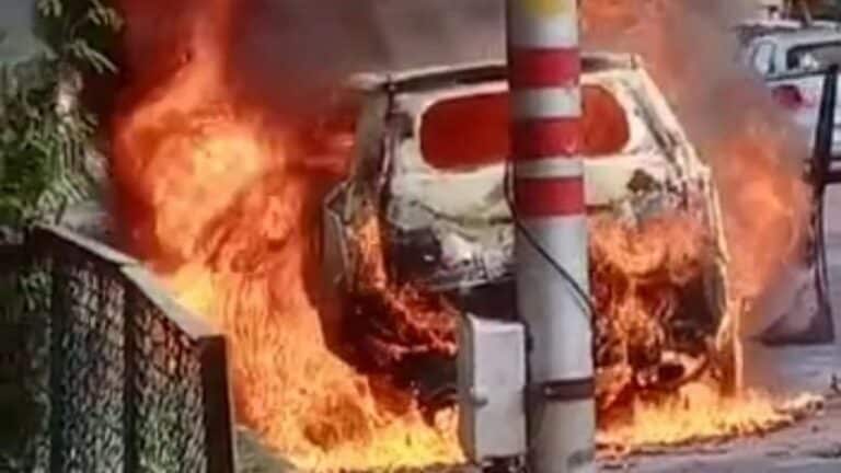 कासगंज: गैस रिफिलिंग के समय आग का गोला बन गई वैन, दुकानें छोड़कर भागे दुकानदार UPTak