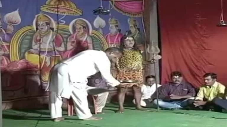 जौनपुर में रामलीला मंच पर ही चली गई शिव बने एक्टर की जान, आरती गाई जा रही थी कि गिर पड़े UP Tak