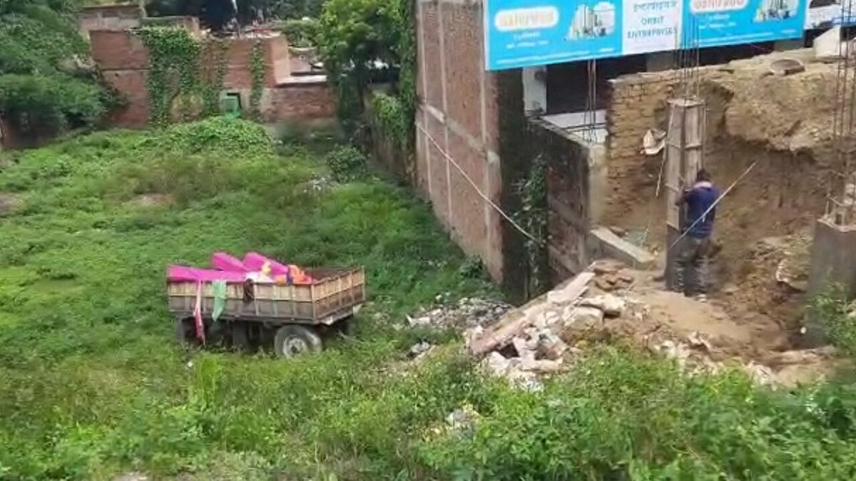सुल्तानपुर: ट्रैक्टर ट्राली पलटने से एक की मौत, मूर्ति विसर्जन से लौटते समय हादसा UP Tak