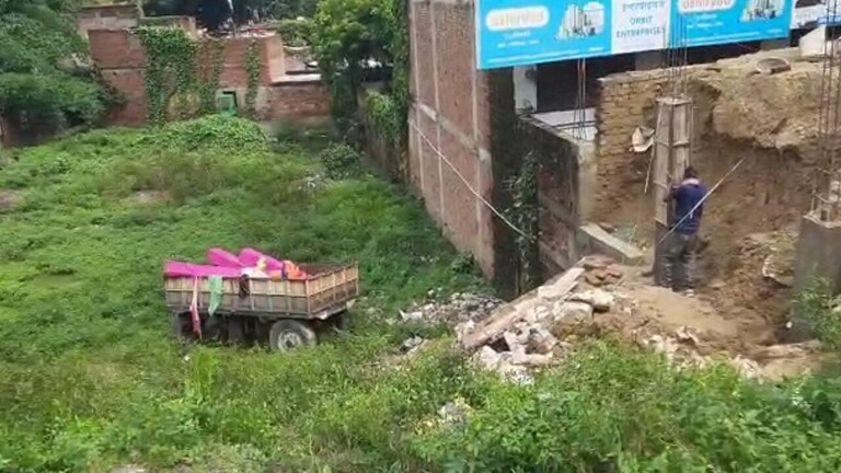 सुल्तानपुर: ट्रैक्टर ट्राली पलटने से एक की मौत, मूर्ति विसर्जन से लौटते समय हादसा UP Tak