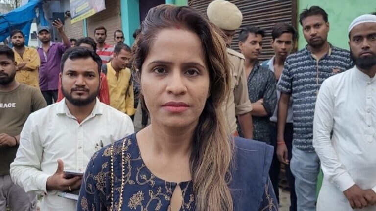 हरदोई: खिंचवाकर थाने में बैठवा दूंगी…डॉक्टर के कुर्सी न ऑफर करने पर ऐसे भड़कीं SDM साहिबा UP Tak