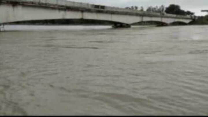 बलरामपुर में खतरे के निशान से ऊपर बह रही राप्ती नदी, पानी में घिरे सैकड़ों गांव UP Tak