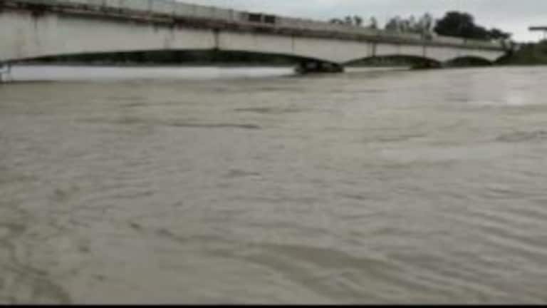 बलरामपुर में खतरे के निशान से ऊपर बह रही राप्ती नदी, पानी में घिरे सैकड़ों गांव UP Tak