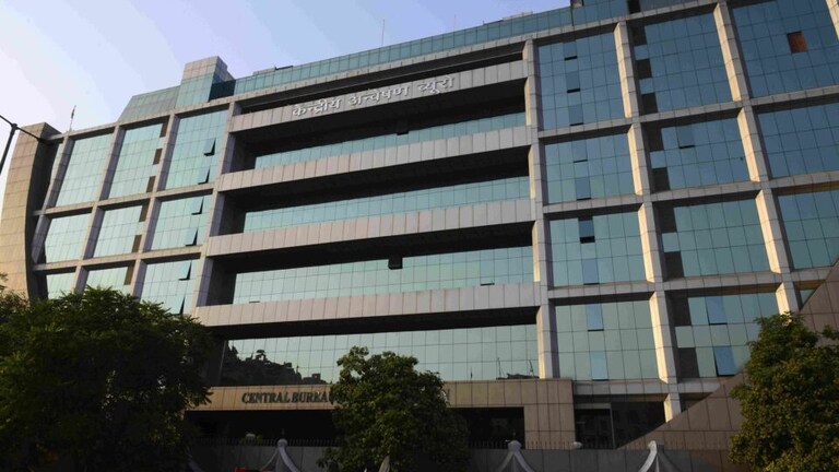 लखनऊ में तैनात एडिशनल कमिश्नर के खिलाफ आय से अधिक संपत्ति जुटाने पर CBI ने दर्ज किया केस UP Tak