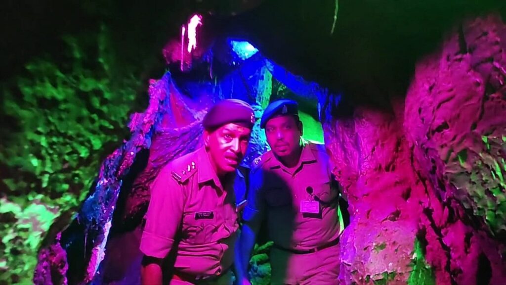 वाराणसी: दुर्गा पूजा पंडाल में गुफानुमा स्ट्रक्चर पर लगा बैन, भदोही हादसे के बाद एक्शन UP Tak