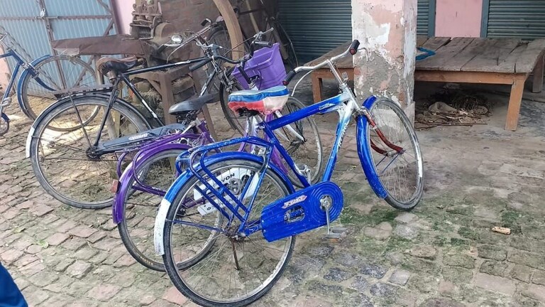 बाराबंकी: घर से स्कूल के लिए निकलीं 2 छात्राएं हुईं गायब, रास्ते में मिली ड्रेस और साइकिल UP Tak