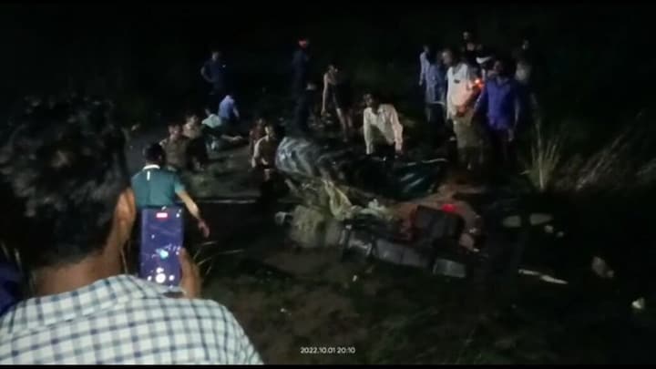 कानपुर: ट्रैक्टर-ट्रॉली तालाब में गिरने से 26 लोगों की मौत मामले में थाना प्रभारी निलंबित UP Tak