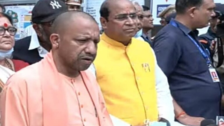 कानपुर सड़क हादसा: CM योगी ने अस्पताल पहुंचकर की घायलों से मुलाकात, कही ये बात UP Tak