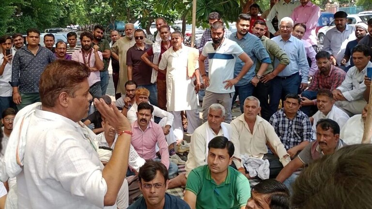 नोएडा: श्रीकांत त्यागी के समर्थन में ग्रैंड ओमेक्स के बाहर धरना, पुलिस ने लिया ये एक्शन UP Tak