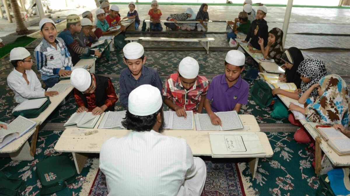अब बदले-बदले से नजर आएंगे यूपी के मदरसे, 6 घंटे चलेंगे क्लास, राष्ट्रगान से होगी शुरुआत UP Tak
