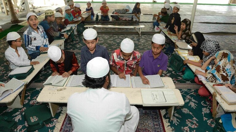 अब बदले-बदले से नजर आएंगे यूपी के मदरसे, 6 घंटे चलेंगे क्लास, राष्ट्रगान से होगी शुरुआत UP Tak