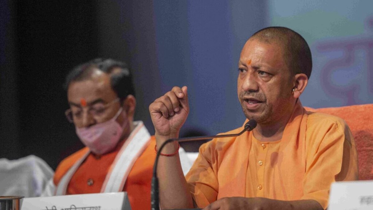 यूपी में चली तबादला एक्सप्रेस, योगी सरकार ने 14 IAS अधिकारियों का किया ट्रांसफर UP Tak