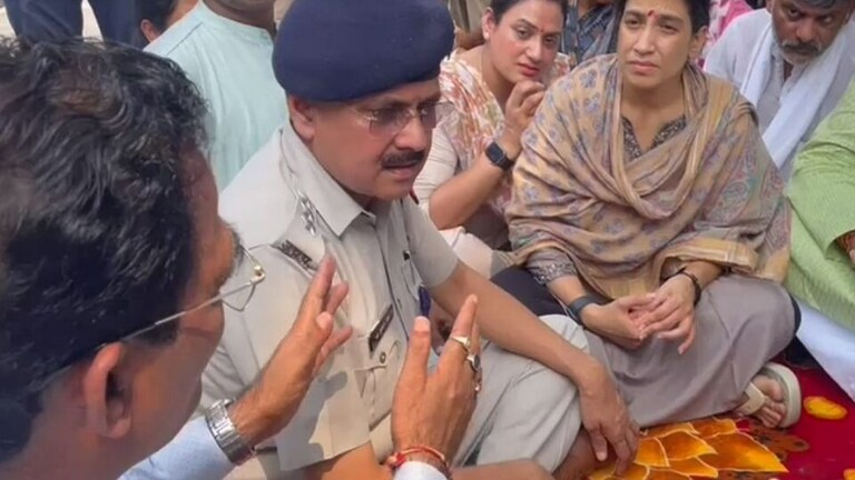 नोएडा: श्रीकांत त्यागी के बाद अब उनकी पत्नी लगा रही पौधे, सोसायटी में फिर माहौल तनावपूर्ण UP Tak