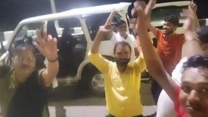 बुंदेलखंड एक्प्रेस वे पर युवकों ने शराब के नशे में किया हंगामा, वीडियो वायरल, जांच के आदेश UP Tak