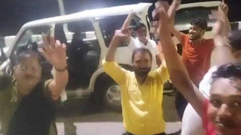 बुंदेलखंड एक्प्रेस वे पर युवकों ने शराब के नशे में किया हंगामा, वीडियो वायरल, जांच के आदेश UP Tak