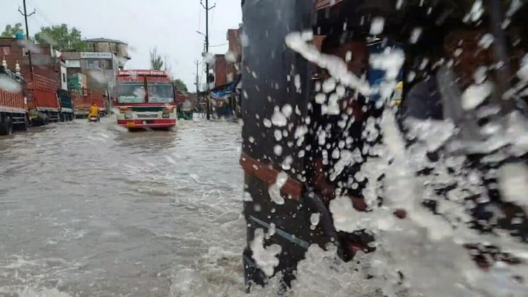 बारिश के चलते नोएडा-ग्रेटर नोएडा के आठवीं क्लास तक के सभी स्कूलों में आज रहेगी छुट्टी UP Tak
