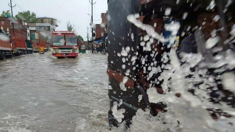 बारिश के चलते नोएडा-ग्रेटर नोएडा के आठवीं क्लास तक के सभी स्कूलों में आज रहेगी छुट्टी UP Tak
