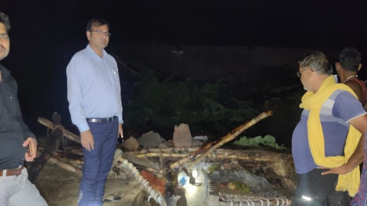 बांदा: लगातार बारिश ने मचायी तबाही, गिरे कच्चे मकान, दबने से मासूम और वृद्ध की मौत UP Tak