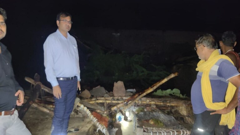 बांदा: लगातार बारिश ने मचायी तबाही, गिरे कच्चे मकान, दबने से मासूम और वृद्ध की मौत UP Tak