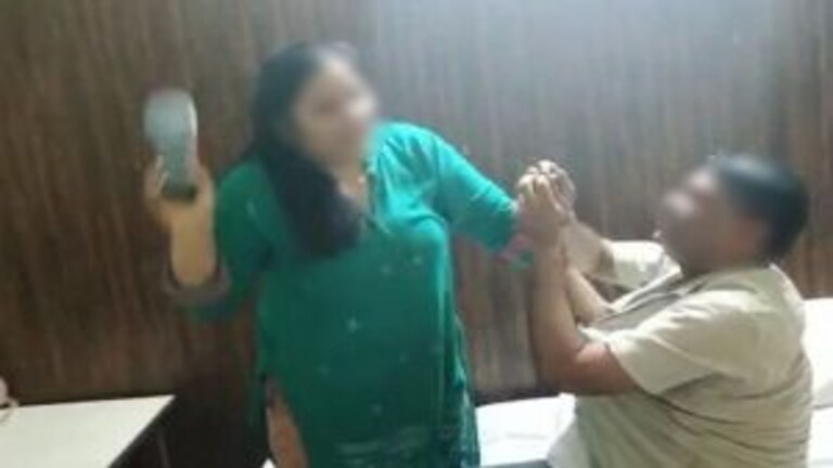 आगरा: गर्लफ्रेंड के साथ कमरे में था पति, तभी पहुंच गई पत्नी, चप्पल से की जमकर पिटाई UP Tak