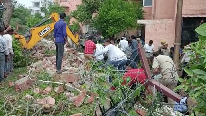 नोएडा में बड़ा हादसा, निर्माणाधीन दीवार गिरने से अब तक 4 मजदूरों की मौत, CM ने जताया शोक UP Tak