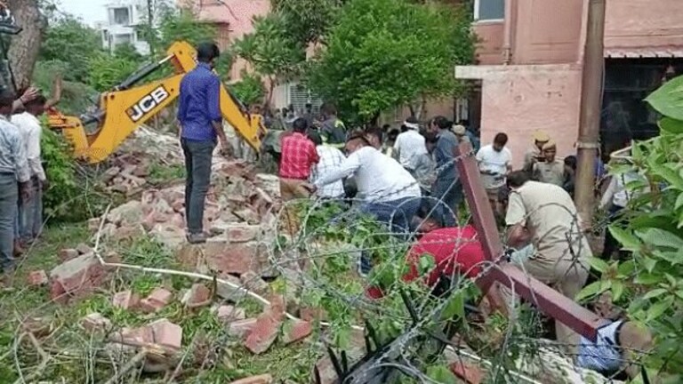 नोएडा में बड़ा हादसा, निर्माणाधीन दीवार गिरने से अब तक 4 मजदूरों की मौत, CM ने जताया शोक UP Tak