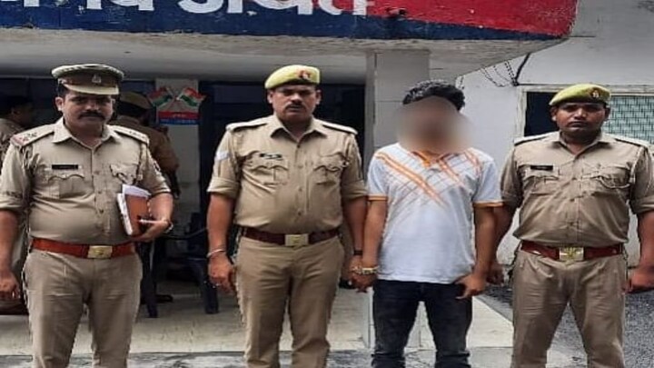 नोएडा में स्पा सेंटर पर ग्राहक ने किया बवाल, आरोप- मसाज के साथ की अनावश्यक डिमांड UP Tak