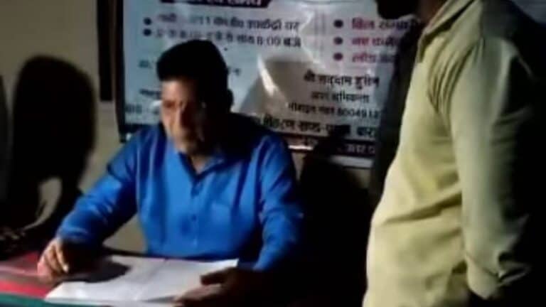 बाराबंकी में जहां पहुंचे ऊर्जा मंत्री, वहां नहीं थी बिजली, टॉर्च की रोशनी में लिया जायजा UP Tak