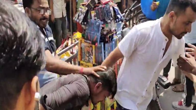 नोएडा: खराब ईयरफोन की शिकायत करने गए ग्राहक को दुकानदार ने दौड़ाकर मारा, Video वायरल UP Tak