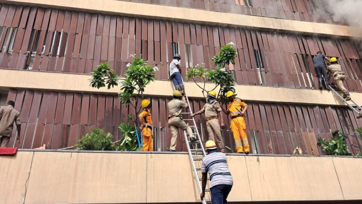 लखनऊ के लेवाना होटल में आग: मृतकों की संख्या बढ़कर हुई 4, यहां जानिए सभी लेटेस्ट अपडेट्स UP Tak