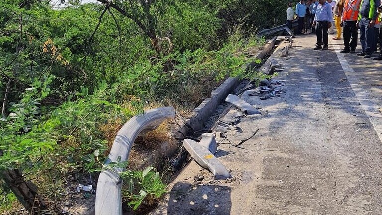 ग्रेटर नोएडा-यमुना एक्सप्रेसवे से नीचे गिरी BMW कार, कई टुकड़ों में बंटी, हुआ ऐसा हाल UP Tak