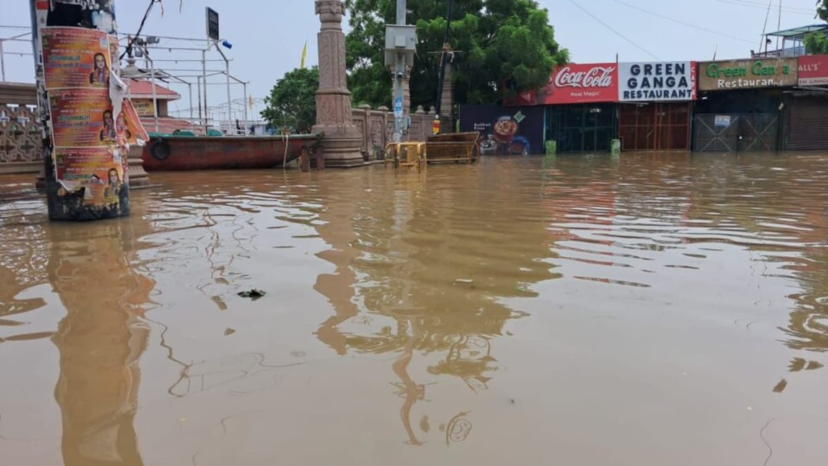 वाराणसी: बाढ़ के चलते रामनगर किला आधे से ज्यादा गंगा में समाया, जनजीवन अस्त-व्यस्त UP Tak