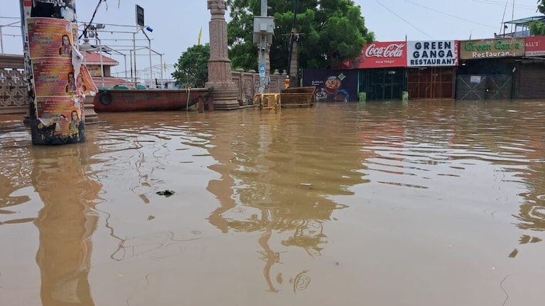 वाराणसी: बाढ़ के चलते रामनगर किला आधे से ज्यादा गंगा में समाया, जनजीवन अस्त-व्यस्त UP Tak