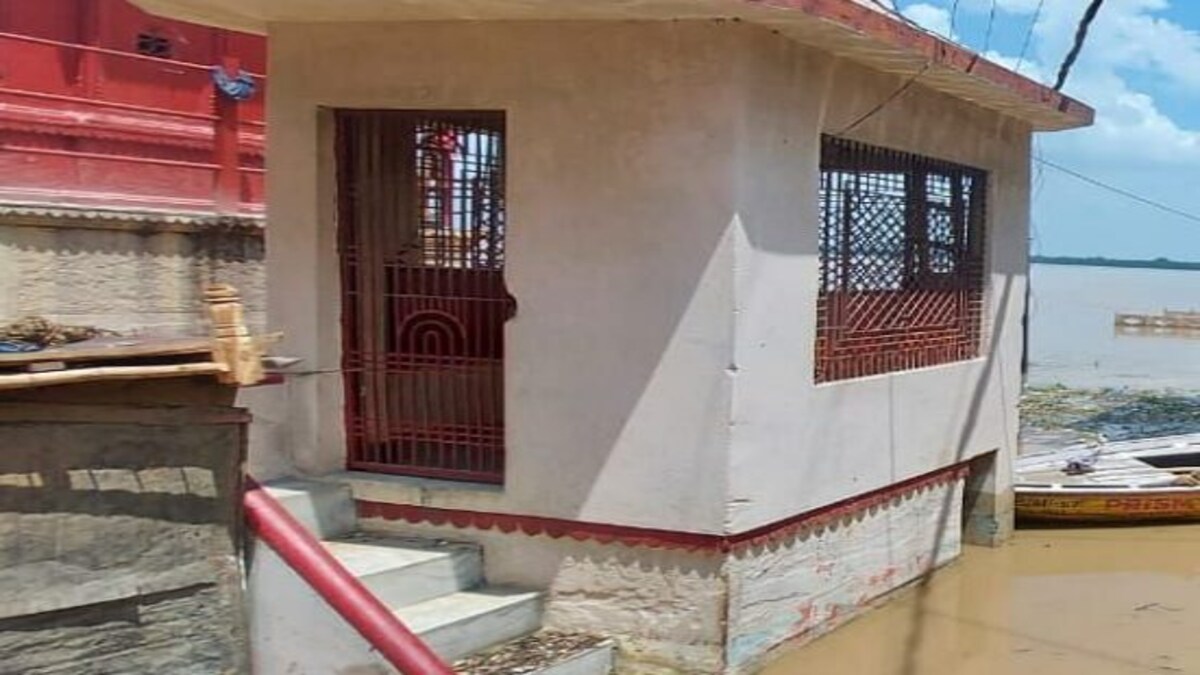 वाराणसी: हरिश्चंद्र घाट का अंतिम संस्कार स्थल बाढ़ में डूबा, देखें काशी की भयावह तस्वीरें UP Tak