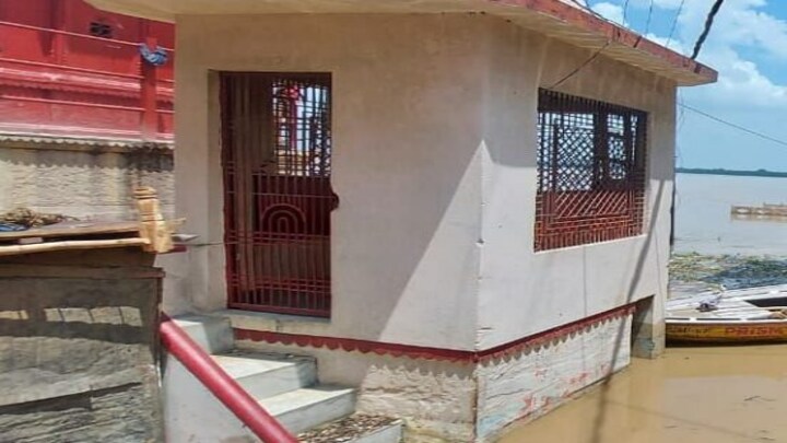 वाराणसी: हरिश्चंद्र घाट का अंतिम संस्कार स्थल बाढ़ में डूबा, देखें काशी की भयावह तस्वीरें UP Tak