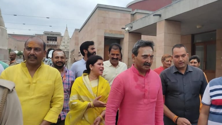 बेखौफ होकर परिवार के साथ पूजा करते दिखे बाहुबली बृजेश, पहली बार ऐसी तस्वीरें आईं सामने UP Tak