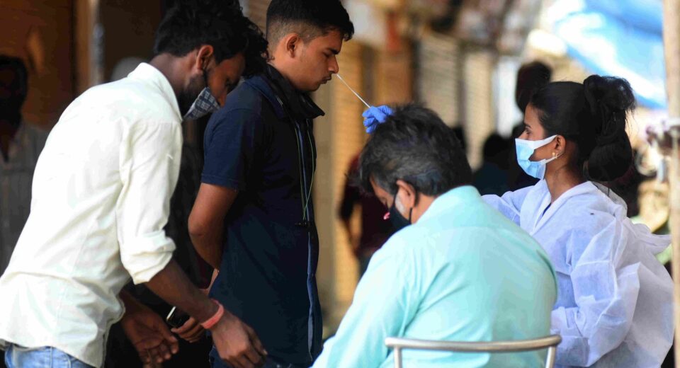 नोएडा में क्या फिर पैर पसार रहा है COVID-19? बीते 24 घंटे में मिले इतने मामले UPTak