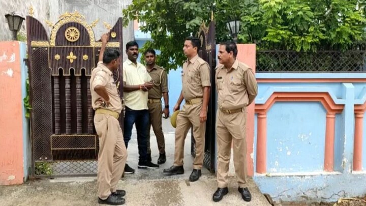 जेई, उनकी पत्नी-बेटी की मौत मामले में पुलिस का दावा- ‘कर्ज के चलते परिवार ने किया सुसाइड’ UP Tak