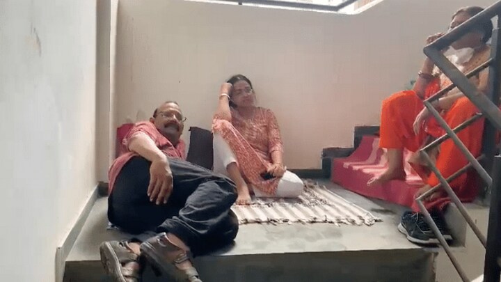 ग्रेटर नोएडा: अपने ही फ्लैट के बाहर सीढ़ियों पर रहने को हुआ मजबूर, किराएदार संग फंसा मामला UP Tak