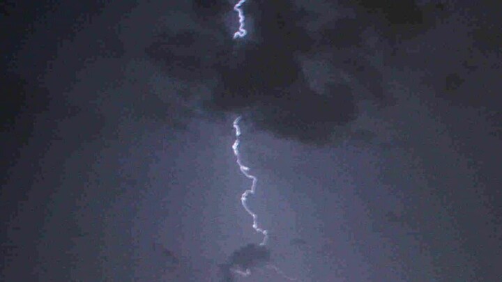 मऊ: बारिश के बीच गिरी आकाशीय बिजली, चपेट में आई दो महिलाओं की मौत UP Tak