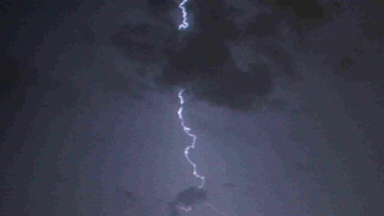 मऊ: बारिश के बीच गिरी आकाशीय बिजली, चपेट में आई दो महिलाओं की मौत UP Tak