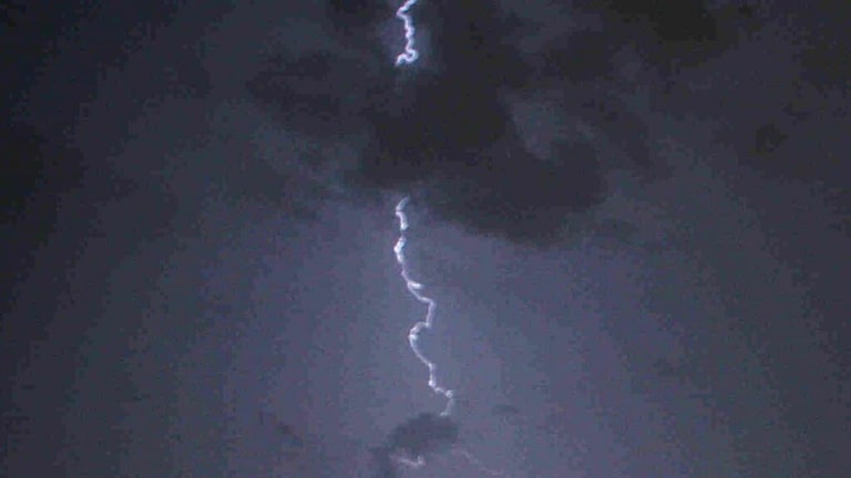 मऊ: बारिश के बीच गिरी आकाशीय बिजली, चपेट में आई दो महिलाओं की मौत UP Tak