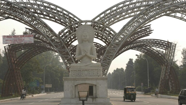 नोएडा: ‘पावर ऑफ अटॉर्नी’ पर रोक फैसले के खिलाफ वकीलों ने की हड़ताल UP Tak