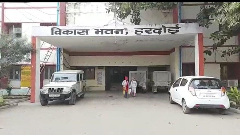 हरदोई: 13 हजार से ज्यादा मुर्दे ले रहे थे पेंशन, खुलासे के बाद विभाग ने लिया बड़ा एक्शन UP Tak