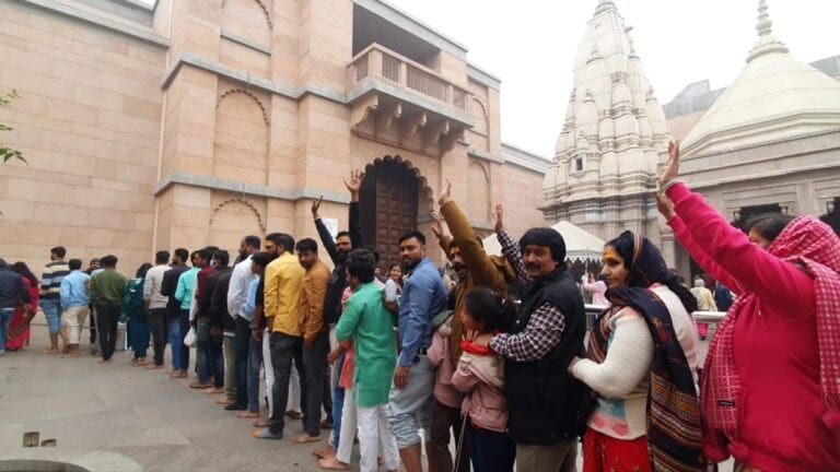 बम-बम बोल रहा है काशी: नए साल पर विश्वनाथ मंदिर में उमड़ी लाखों भक्तों की भीड़ UP Tak
