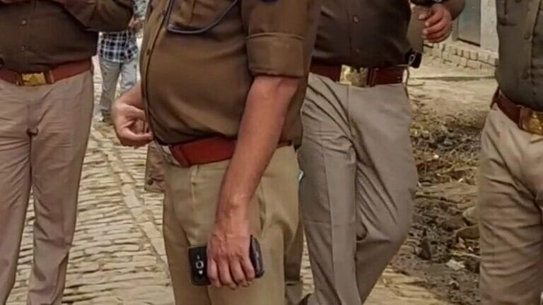 नोएडा: सार्वजनिक स्थान पर शराब पी रहे 320 लोगों के खिलाफ पुलिस ने की कार्रवाई UP Tak